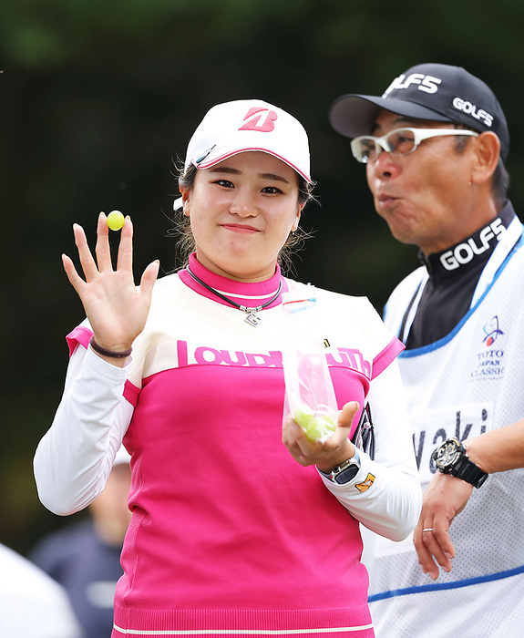 2023 TOTO Japan Classic Day 3 Shiho Kuwaki smiles with a fruit in her hand on the 8th hole of the TOTO Japan Classic, November 4, 2023  Date 20231104  Location Taiheiyo Club, Minosato Course