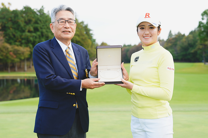 2023 TOTO Japan Classic Final day Nice shot  TOTO Japan Classic, Final day Moei Inami  right  is presented with a pearl necklace by Mr. Kosuge, President of Sports Nippon Shimbun  Photo by Daisuke Nishio  Photo Date 20231105