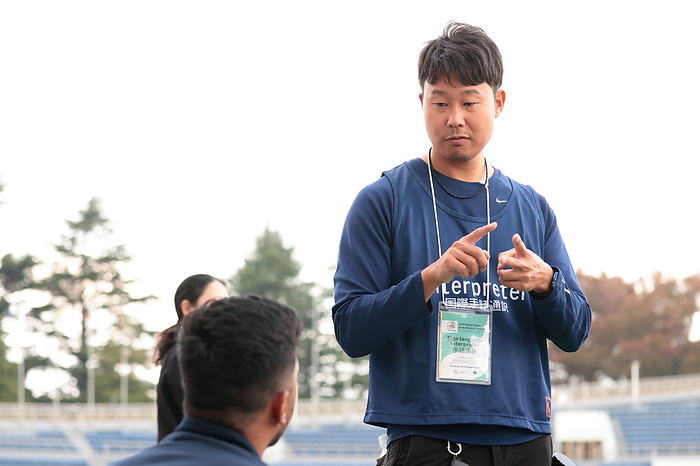 2023 Deaf Athletics Japan Championships Sign Language Interpreter, Sign Language Interpreter NOVEMBER 5, 2023   Athletics :. The 20th Japan Deaf Track   Field National Championships at Komazawa Olympic Park Stadium in Tokyo, Japan.  Photo by AFLO SPORT 