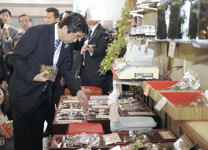 Prime Minister Abe Visits Osaka Visiting Shopping Streets and Town Factories Prime Minister Abe shops at a kelp store in Naniwa Ward, Osaka, on the afternoon of March 18.