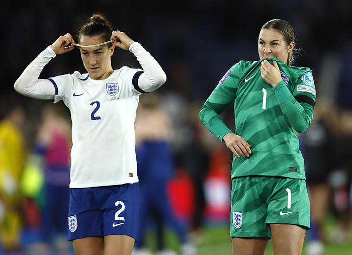 England v Belgium   UEFA Women s Nations League Lucy Bronze of England adjusts her headband and Mary Earps, goalkeeper of England wipes her mouth after the UEFA Womens Nations League match between England and Belgium at The King Power Stadium on October 27, 2023 in Leicester, United Kingdom.   WARNING  This Photograph May Only Be Used For Newspaper And Or Magazine Editorial Purposes. May Not Be Used For Publications Involving 1 player, 1 Club Or 1 Competition Without Written Authorisation From Football DataCo Ltd. For Any Queries, Please Contact Football DataCo Ltd on  44  0  207 864 9121
