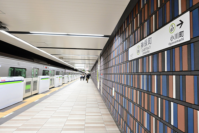 Jimbocho Station Toei Subway Shinjuku Line The wall is designed to resemble a bookcase in the City of Books.