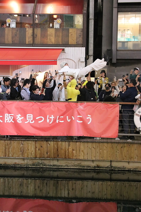 Hanshin Tigers Win the Japan Series   Osaka Dotonbori A man who appears to be dressed as Kentucky Fried Chicken founder Colonel Sanders is tossed in the air by Hanshin Tigers baseball fans as the team winning the Japan Series in Osaka, Japan on Novemver 5, 2023.  Photo by AFLO 