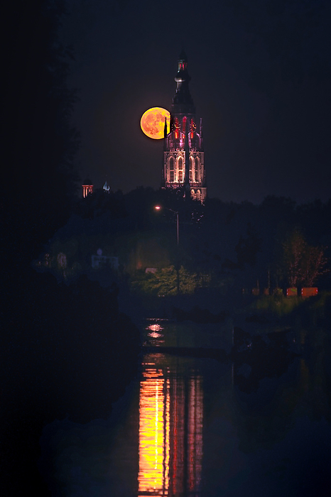 Full moon at religious Breda tower cathedral, by Cavan Images / Ricardo Mart铆nez Fajardo