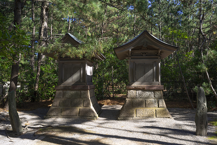 Ataka Park Komatsu City, Ishikawa Prefecture Right: Minamoto no Yoshitsune Shrine Left: Togashi Yasuie Shrine 