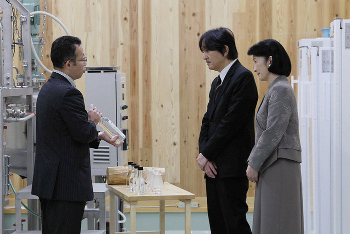 Prince and Princess Akishino being briefed on research into  wooden sake Prince and Princess Akishino receive an explanation of research on  tree sake  at the Forestry and Forest Products Research Institute in Tsukuba, Ibaraki Prefecture, Japan, on November 12, 2023, at 4:13 p.m.  Photo by Representative Director 
