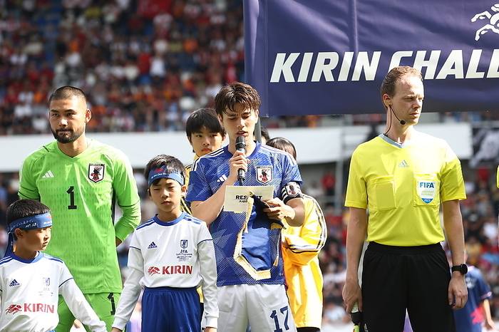 KIRIN Challenge Cup 2023 Japan vs Turkey Japan s Ao Tanaka reads a message before the KIRIN Challenge Cup 2023 soccer match between Japan 4 2 Turkey at Cegeka Arena in Genk, Belgium, September 12, 2023.  Photo by JFA AFLO 