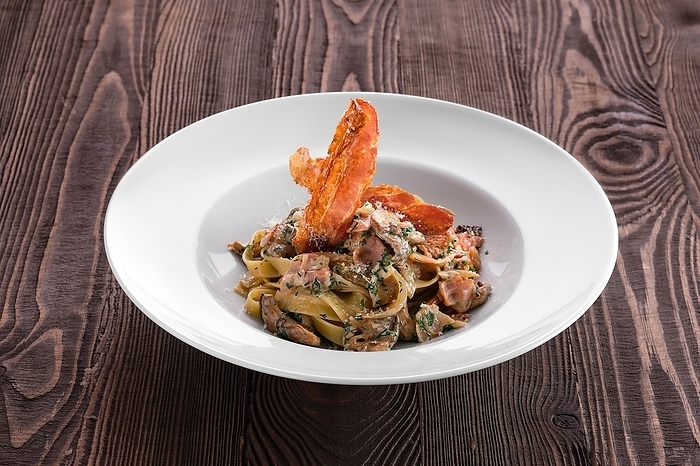 Pasta with chicken, oyster mushrooms and bacon chips