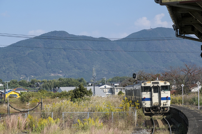 A local train departing from Tagawa-Ita Station