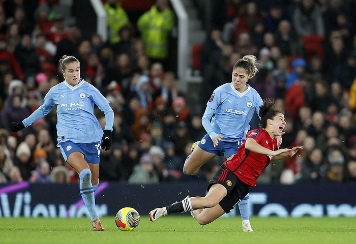 Manchester United v Manchester City   Barclays Women s Super League Laia Aleixandri of Manchester City fouls Lucia Garcia of Manchester United which resulted in her being sent off during the Barclays Women s Super League match between Manchester United and Manchester City at Old Trafford on November 19, 2023 in Manchester, England.  This Photograph May Only Be Used For Newspaper And Or Magazine Editorial Purposes. May Not Be Used For Publications Involving 1 Player, 1 Club Or 1 Competition Without Written Authorisation From Football DataCo Ltd. For Any Queries, Please Contact Football DataCo Ltd on  44  0  207 864 9121
