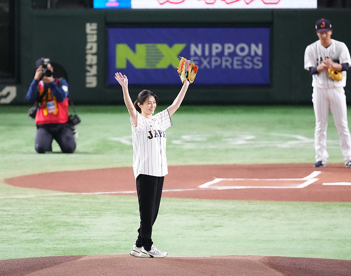 2023 Asia Professional Baseball Championship Final Carnext Asia Professional Baseball Championship 2023 Japan vs. South Korea Haruka Igawa, who threw out the first pitch, responds to the cheers of the fans on November 19, 2023  Date 20231119  Photo Location Tokyo Dome