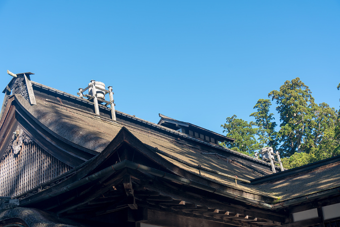 Tensui Tub on a hiwadabuki (cypress bark roof)