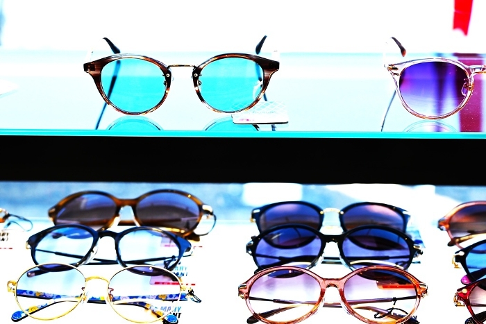 Creating new eyewear in opticians' stores. Background material for business technology