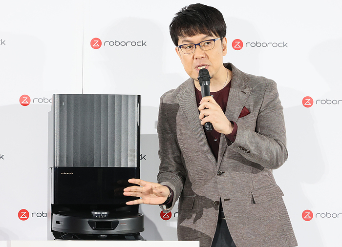Japanese comedian Teruyuki Tsuchida and actress Megumi Yasu attend a prmotional event of a robot cleaner November 28, 2023, Tokyo, Japan   Japanese comedian Teruyuki Tsuchida attends a promotional event of a compact robot cleaner  Roborock Q Revo  in Tokyo on Tuesday, November 28, 2023. Roborock Q Revo, manufactured by Beijing Roborock Technology, features automatically vacum cleaning and mop washing on the floor.    photo by Yoshio Tsunoda AFLO 