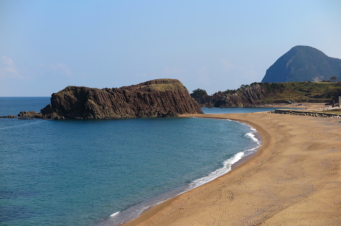 Tateiwa, a huge 20-meter-high monolith, and the sandy beach at Tateiwa Beach (Kyotango City, Kyoto Prefecture).
