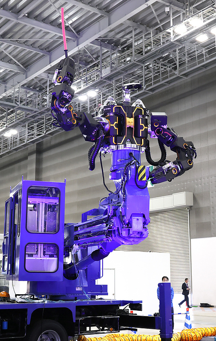 Robot makers display their katest products at the International Robot Exhibition November 30, 2023, Tokyo, Japan   Japan s robot maker Man Machine Synergy Ellectors demonstrates a master slave high place working robot  Jink type Zero ver.2.0  at the International Robot Exhibition 2023 in Tokyo on Thursday, November 30, 2023.    photo by Yoshio Tsunoda AFLO 