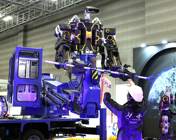 Robot makers display their katest products at the International Robot Exhibition November 30, 2023, Tokyo, Japan   Japan s robot maker Man Machine Synergy Ellectors demonstrates a master slave high place working robot  Jink type Zero ver.2.0  at the International Robot Exhibition 2023 in Tokyo on Thursday, November 30, 2023.    photo by Yoshio Tsunoda AFLO 
