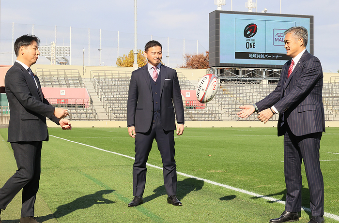 Japan s rugby league League One and largest shopping mall Aeon Mall agree a partnership December 1, 2023, Tokyo, Japan   Japan s shopping mall chain Aeon Mall president Koji Iwamura  L  passes the ball to Japan s rugby league League One chairman Genichi Tamatsuka  R  while League One team Shizuoka BlueRevs officer Ayumu Goromaru  C  looks on as they agreed a partnership at the Prince Chichibu rugby stadium in Tokyo on Friday, December 1, 2023.    photo by Yoshio Tsunoda AFLO 