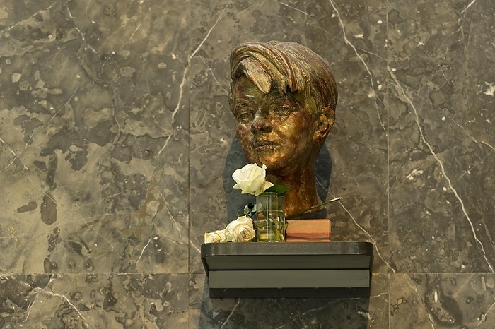 Statue of Zofie Scholl Bronze bust of Sophie Scholl by Nikolai Tregor, White Rose memorial, opponent of the Third Reich, Lichthof, atrium of the LMU, Ludwig Maximilian University, main building, Munich, Upper Bavaria, Bavaria, Germany, Europe