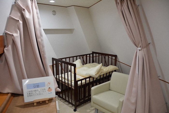 There is a crib at the back of the parent child listening area, which can be partitioned off with a curtain to create a nursing space. A baby crib is located behind the parent child listening area, which can be partitioned off with a curtain to create a nursing space.