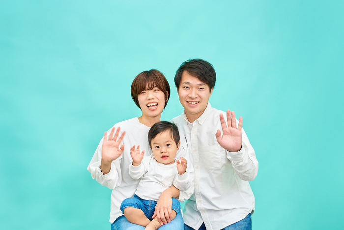 A Japanese family waving to each other (People)