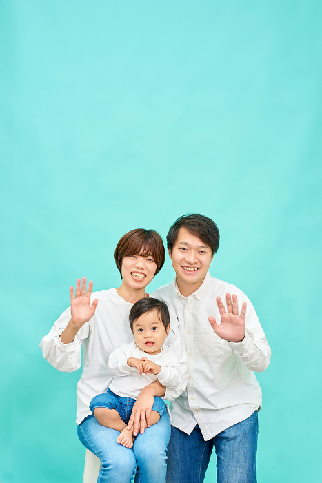 A Japanese family waving to each other (People)