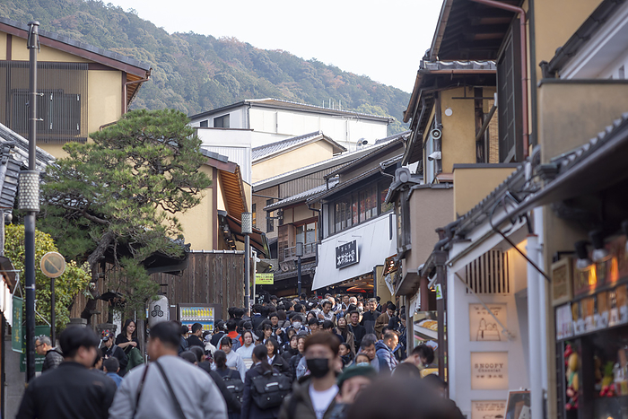 Kiyomizu zaka, Kyoto Kiyomizu zaka slope overflowing with tourists 