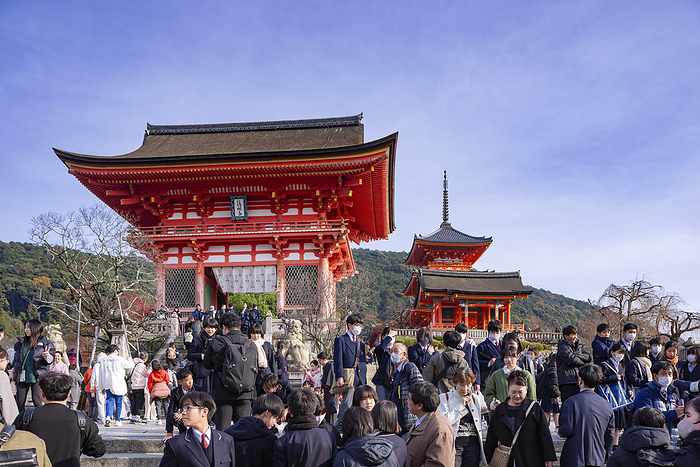 Kiyomizu zaka, Kyoto Kiyomizu Slope overflowing with tourists Niomon Gate and three story pagoda of Kiyomizu dera Temple