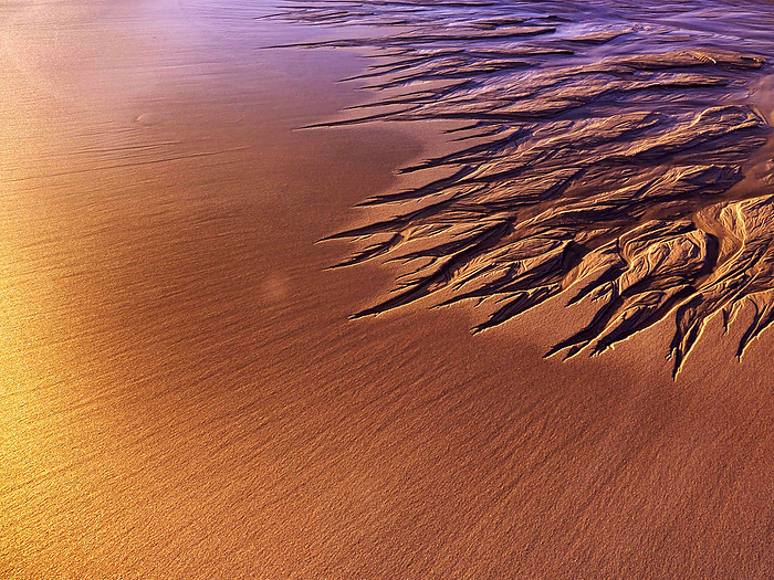 Visual metaphors about sand- Matosinhos, by Cavan Images / David Santiago Garcia