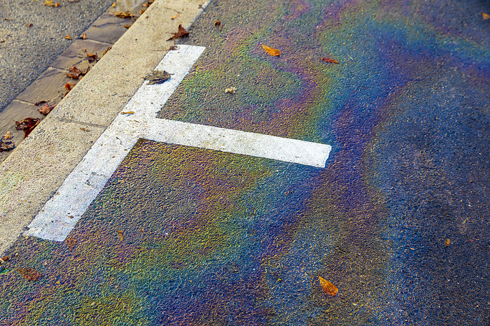 Traces of a fuel leak on the pavement, by Philippe Turpin / Photononstop