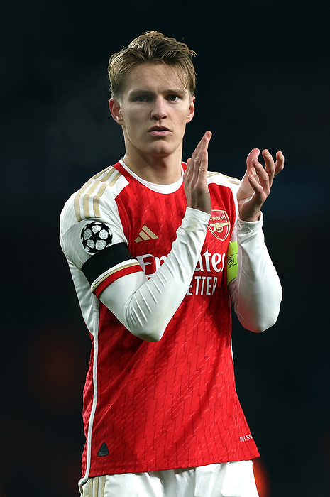 Arsenal FC v RC Lens: Group B   UEFA Champions League 2023 24 Martin Odegaard of Arsenal applauds the fans after the UEFA Champions League match between Arsenal FC and RC Lens at Emirates Stadium on November 29, 2023 in London, United Kingdom.   WARNING  This Photograph May Only Be Used For Newspaper And Or Magazine Editorial Purposes. May Not Be Used For Publications Involving 1 player, 1 Club Or 1 Competition Without Written Authorisation From Football DataCo Ltd. For Any Queries, Please Contact Football DataCo Ltd on  44  0  207 864 9121