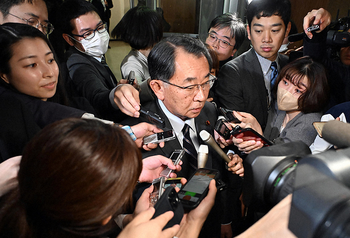LDP Chairperson Tadashi Shioya being interviewed by reporters after the LDP s Abe Faction meeting. Tadashi Shiotani, chairman of the Abe faction of the Liberal Democratic Party, is interviewed by reporters after the LDP s general meeting at the party s headquarters in Chiyoda ku, Tokyo, December 7, 2023, at 0:20 p.m. Photo by Mikiharu Takeuchi.