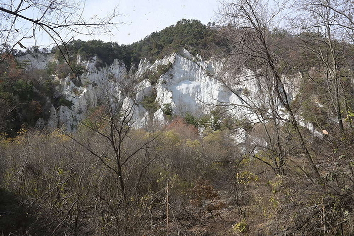 Cliffs in the  White Clay Zone  where tuff is exposed Cliffs in the  white earth zone  where tuff is exposed, in Amosato, Nagano, Japan, December 7, 2023, 10:41 a.m. Photo by Shinichi Koshiishi.