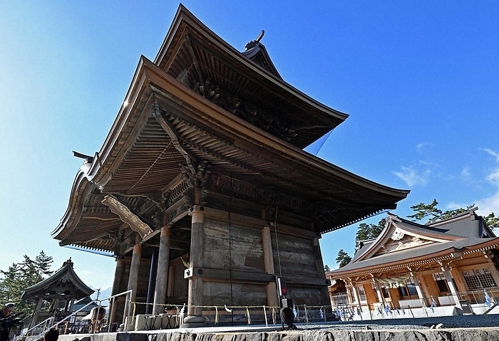 The tower gate of Aso Shrine where the completion ceremony was held The tower gate of Aso Shrine  foreground  where the completion ceremony was held. In the back right is the worship hall where the restoration work was completed before the tower gate.