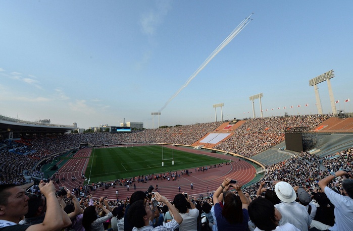 Sayonara National Stadium Blue Impulse in exhibition flight The Blue Impulse flies over the National Stadium, which is crowded with spectators, at 5:40 p.m. on May 31, 2014 in Shinjuku ku, Tokyo.
