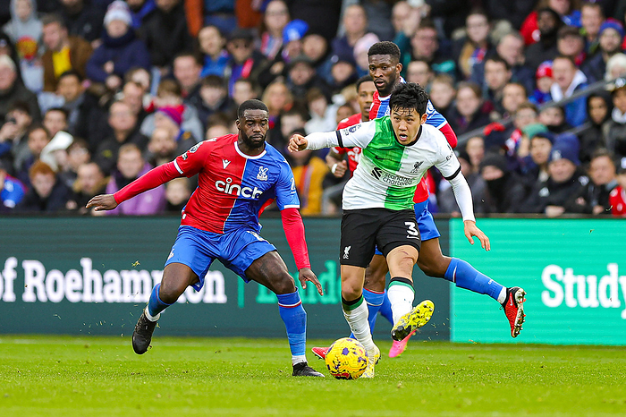 Crystal Palace v Liverpool Premier League 09 12 2023. Wataru Endo  3  of Liverpool during the Premier League match betwe Crystal Palace v Liverpool Premier League 09 12 2023. Wataru Endo 3 of Liverpool during the Premier League match between Crystal Palace and Liverpool at Selhurst Park, London, England on 9 December 2023. Editorial use only DataCo restrictions apply See www.football dataco.com , Copyright: xNigelxKeenex PSI 18569 0022