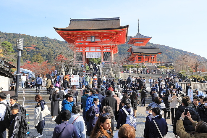 The bustling area in front of the Kiyomizu-dera Temple gate Kyoto City, Kyoto Prefecture