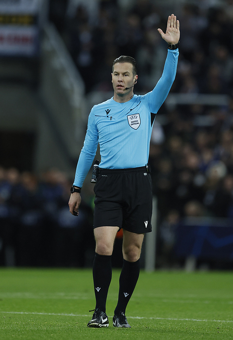 Newcastle United FC v AC Milan: Group F   UEFA Champions League 2023 24 Referee Danny Makkelie signals during the UEFA Champions League match between Newcastle United FC and AC Milan at St. James Park on December 13, 2023 in Newcastle upon Tyne, United Kingdom.   WARNING  This Photograph May Only Be Used For Newspaper And Or Magazine Editorial Purposes. May Not Be Used For Publications Involving 1 player, 1 Club Or 1 Competition Without Written Authorisation From Football DataCo Ltd. For Any Queries, Please Contact Football DataCo Ltd on  44  0  207 864 9121