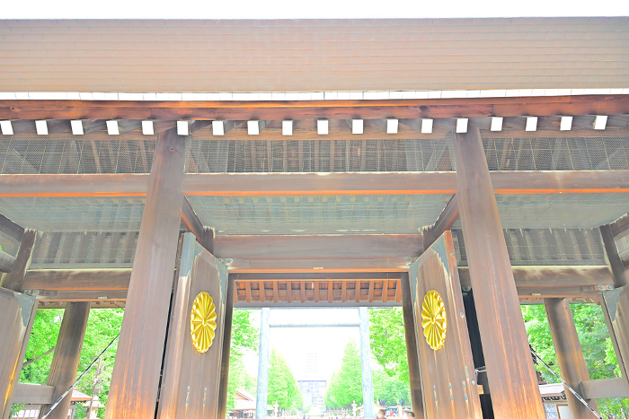 Shinmon gate with chrysanthemum crest