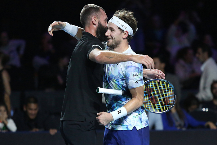 Benoit The Rebel Paire and Casper The Iceman Ruud embrace after their game during the UTS London Tennis at the ExCel Cen Benoit The Rebel Paire and Casper The Iceman Ruud embrace after their game during the UTS London Tennis at the ExCel Centre, London Docklands, UK on 15 December 2023. Copyright: xJoshuaxSmithx 39260131
