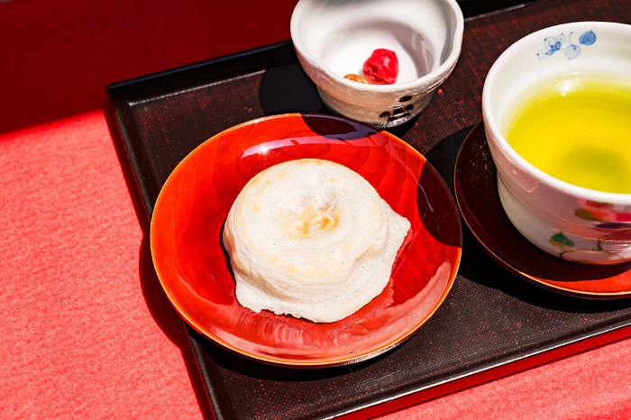 Umegae mochi is a rice cake that comes from an anecdote about Sugawara no Michizane, the deity of Dazaifu Tenmangu Shrine.