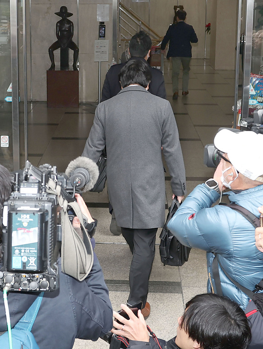 Political fund problem: raid on Seiwa kai Tokyo District Public Prosecutors Office Special Investigation Department officials enter the Seiwa kai  Abe Faction  office to search the house.