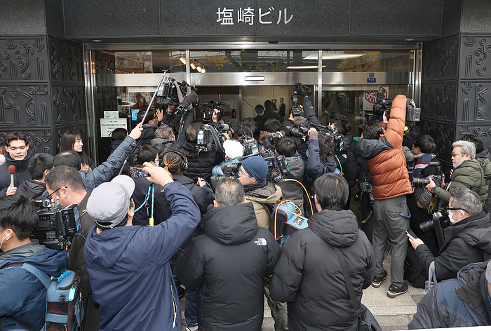 Political fund problem: raid on Seiwa kai Tokyo District Public Prosecutors Office Special Investigation Department officials enter the office of the Seiwa kai  Abe faction  for a raid, and members of the press gather in front of the office on December 19, 2023 in Chiyoda ku, Tokyo.