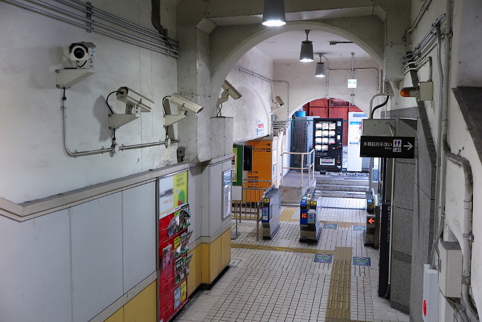 Unmanned station in an urban area, view of the station premises past the ticket gates (with 5 security cameras)