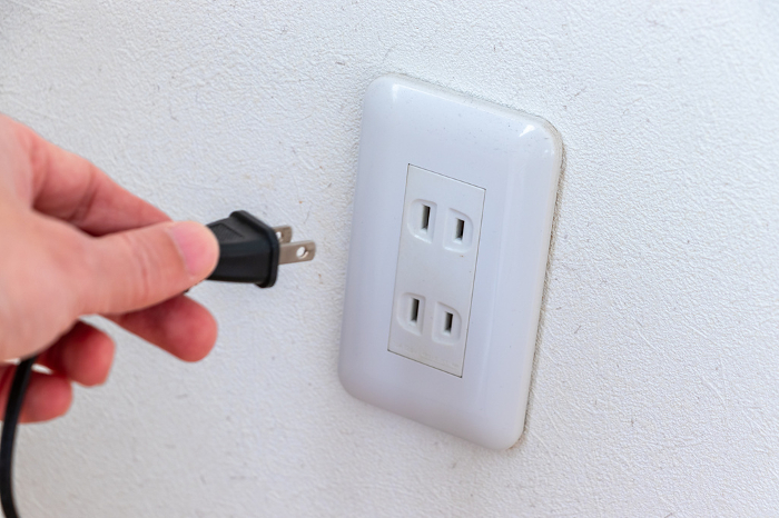 Plug the power plug into a wall outlet.