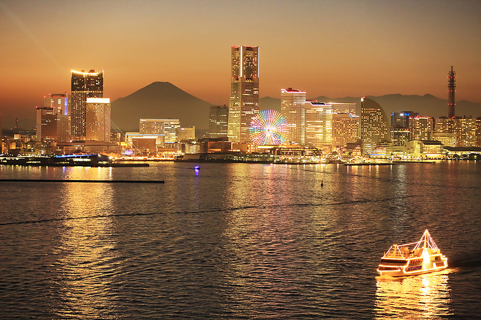 Sunset view of Yokohama Minato Mirai 21, cruise ships and Mt.