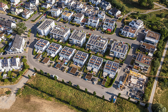 Moderne Ein  und Mehrfamilienh user, Photovoltaikanlagen,  Waiblingen Beinstein Germany, Baden Wurttemberg, Waiblingen, Aerial view of modern development area