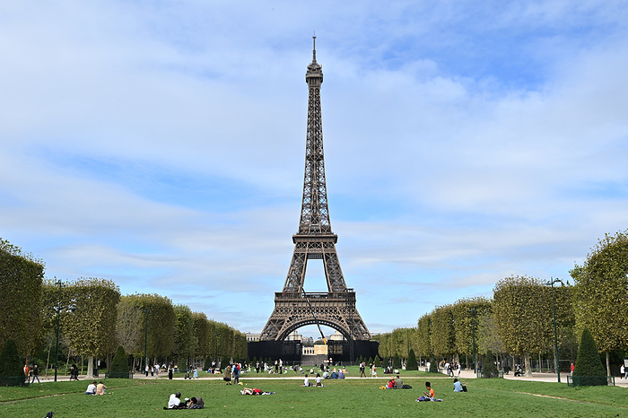 Paris 2024 preview A general view of the Champ de Mars garden in front of the Eiffel Tower in Paris, France on September 25, 2023.  Photo by MATSUO.K AFLO SPORT 