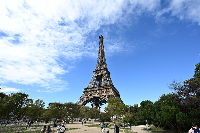 Paris 2024 preview A general view of the Champ de Mars garden in front of the Eiffel Tower in Paris, France on September 25, 2023.  Photo by MATSUO.K AFLO SPORT 