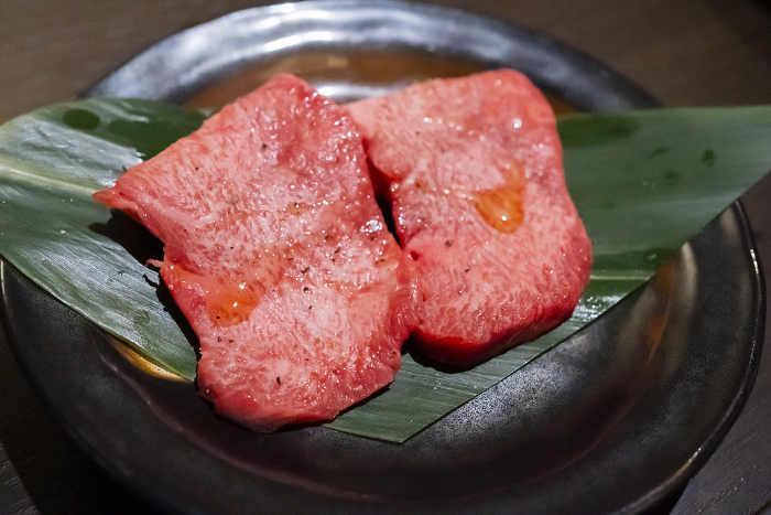 Juicy premium Japanese black beef [Top-grade tongue].
